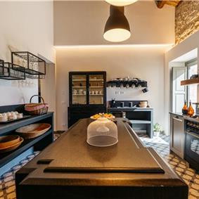  6 bedroom villa with heated pool in Modica, sleeps 18